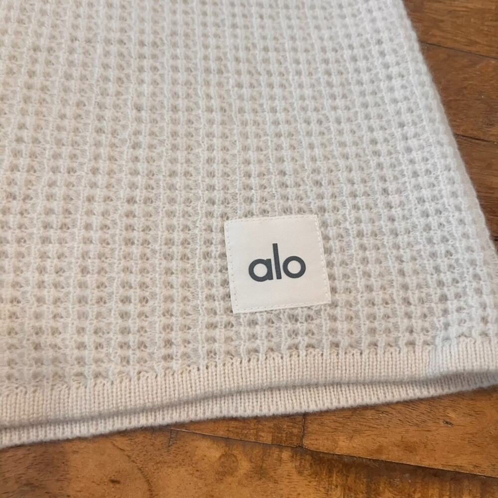 Alo Yoga Shorts Women's S Ivory Cashmere High-Waist Summer Daze Waffle Knit - Picture 2 of 10